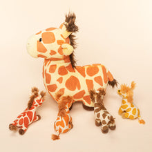 Carica l&#39;immagine nel visualizzatore di Gallery, Giraffe Mommy with 4 Babies Plush Stuffed Animal Set