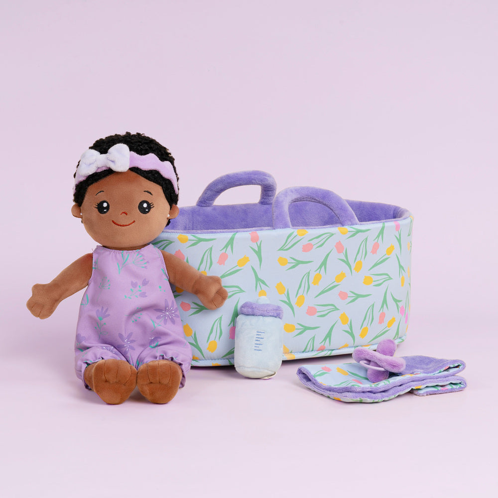Muñeca de niña pequeña de peluche con posición sentada personalizada, tono de piel profundo