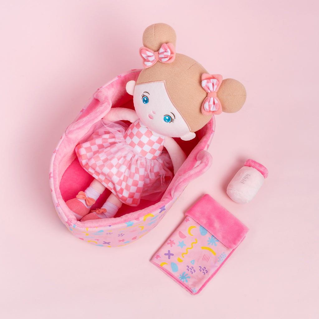 Muñeca de peluche personalizada con falda a cuadros rosa y ojos azules