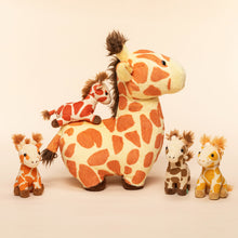 Laden Sie das Bild in den Galerie-Viewer, Giraffe Mommy with 4 Babies Plush Stuffed Animal Set