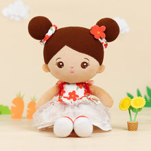 Cargar imagen en el visor de la galería, Muñeca de niña de peluche con vestido floral blanco en tono de piel marrón personalizado