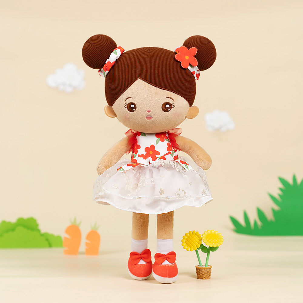 Muñeca de niña de peluche con vestido floral blanco en tono de piel marrón personalizado