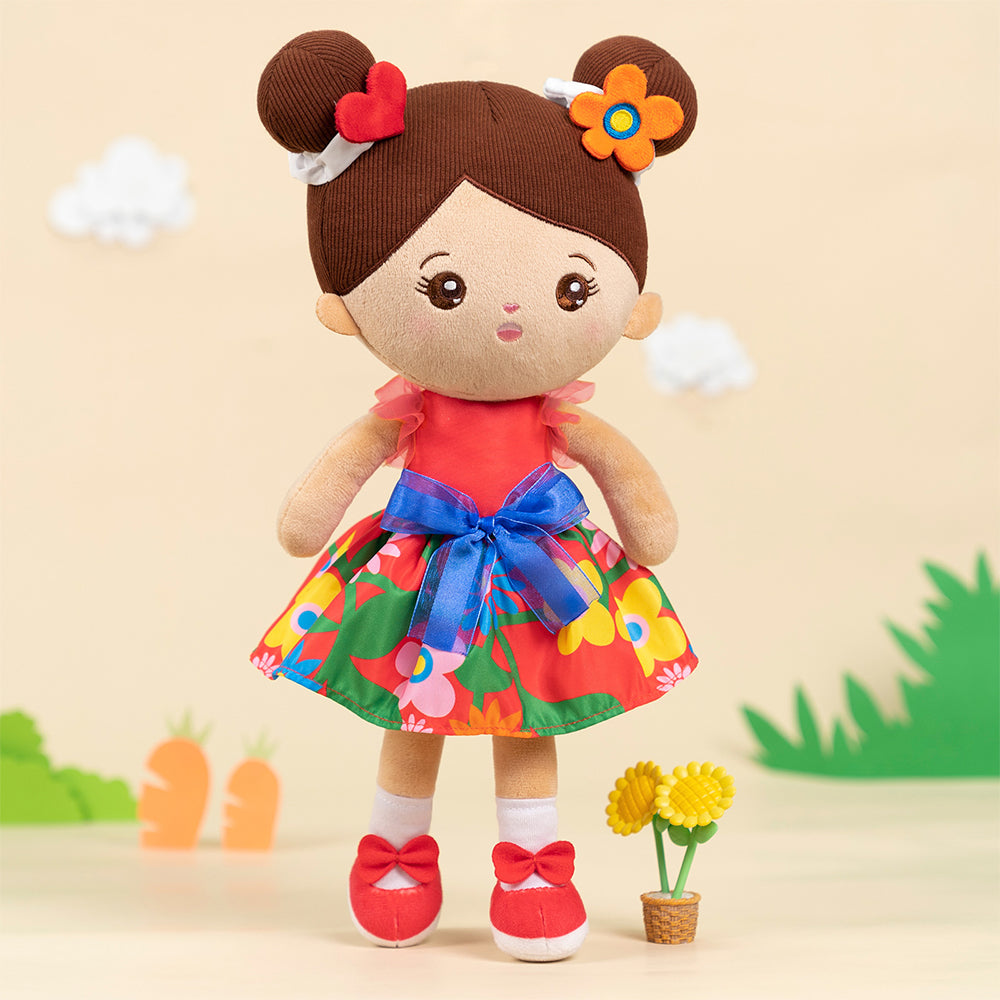 Muñeca de niña de peluche con vestido floral rojo en tono de piel marrón personalizado