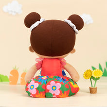 Cargar imagen en el visor de la galería, Muñeca de niña de peluche con vestido floral rojo en tono de piel marrón personalizado