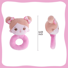 Laden Sie das Bild in den Galerie-Viewer, OUOZZZ Soft Baby Rattle Toys Plush Abby Doll Stuffed Hand Rattles Squeaker Sticks for 0 3 6 9 Month Toddlers Girls